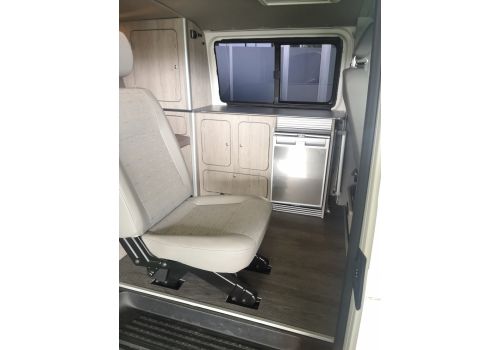 Furgoneta Cámper VOLKSWAGEN Transporter T5 camperizada de Ocasión