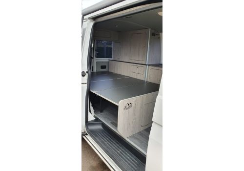 Furgoneta Cámper VOLKSWAGEN Transporter T5 camperizada de Ocasión
